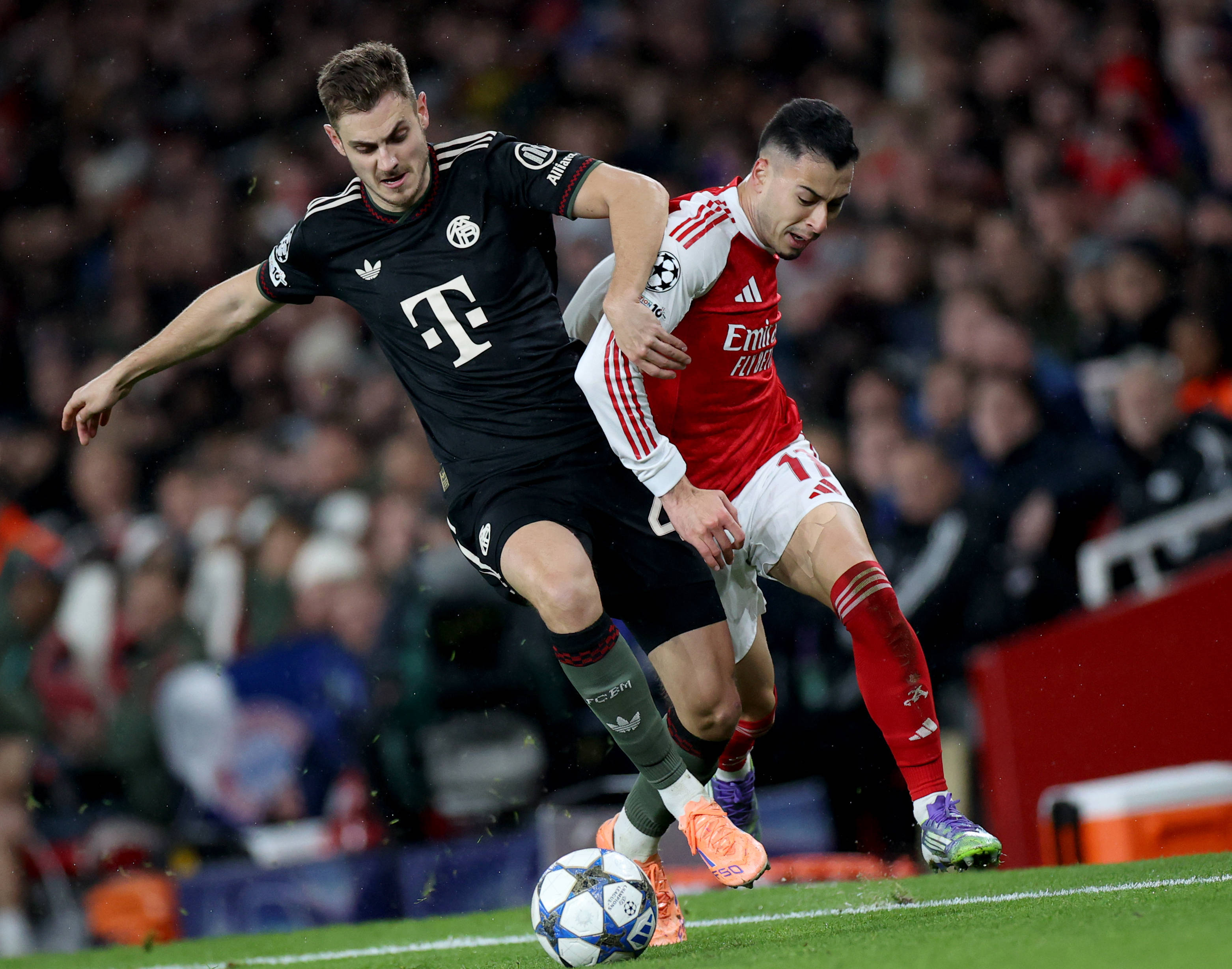 巴塞罗那迎战特内里费：女子足球联赛的巅峰对决（女足联赛焦点战：巴塞罗那对阵特内里费）