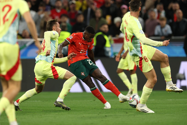 前锋关键进球锁定胜局