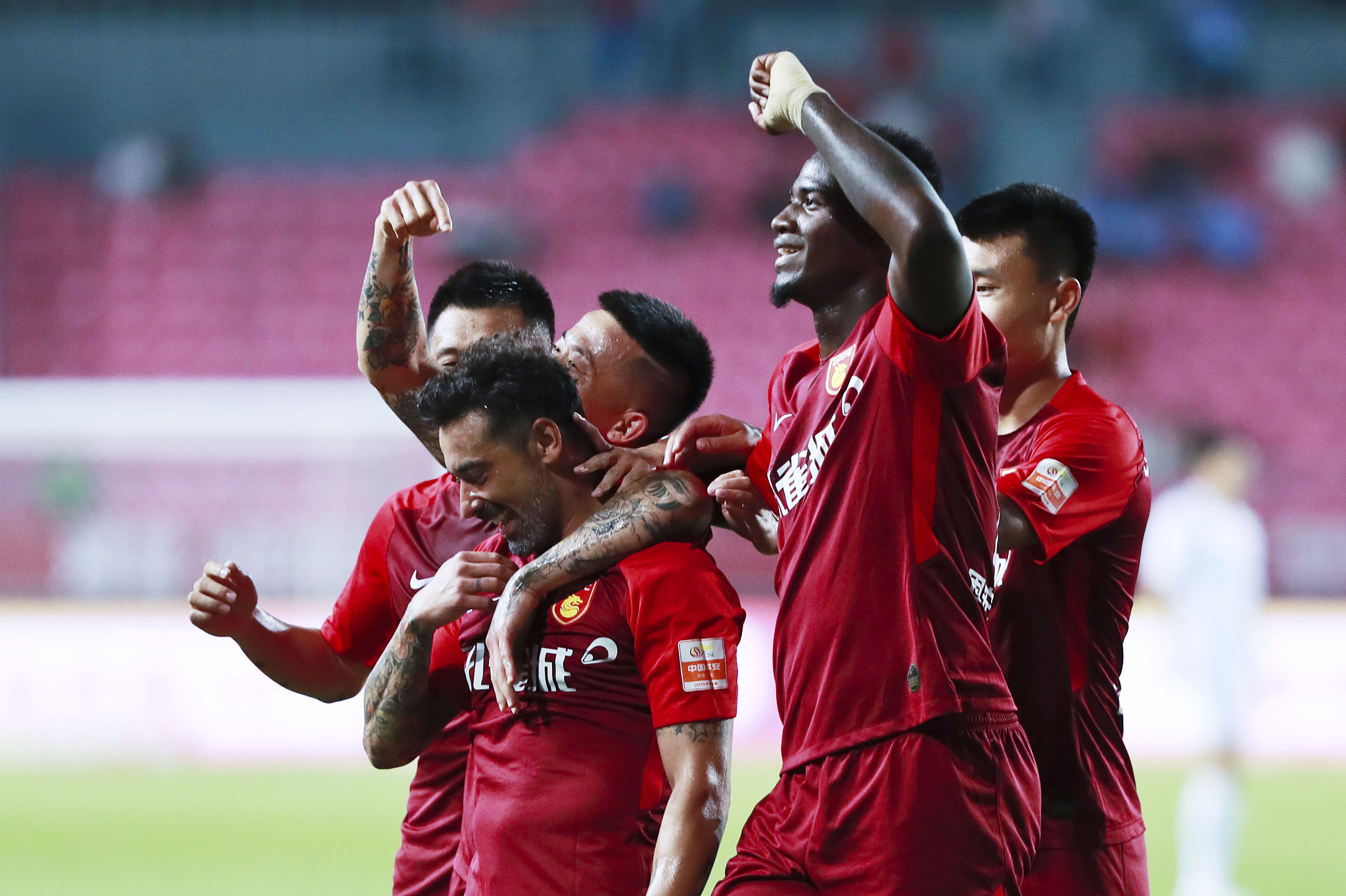 需要更加努力！阿莫林谈梅努：20岁在曼联做替补不丢人，亲属言行跟他无关（阿莫林评梅努：20岁在曼联坐板凳不丢脸，亲属言行不代表他，他仍需更努力）