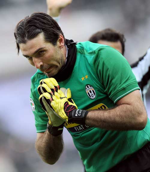 英超官方晒近两年圣诞积分榜：利物浦和阿森纳同分领跑（英超发布近两年圣诞前积分榜：利物浦与阿森纳并列榜首）