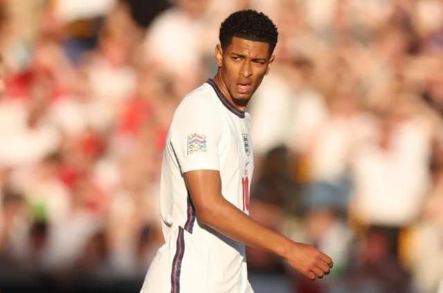 “黄袍”加身，里约热内卢基督像穿上黄潜球衣